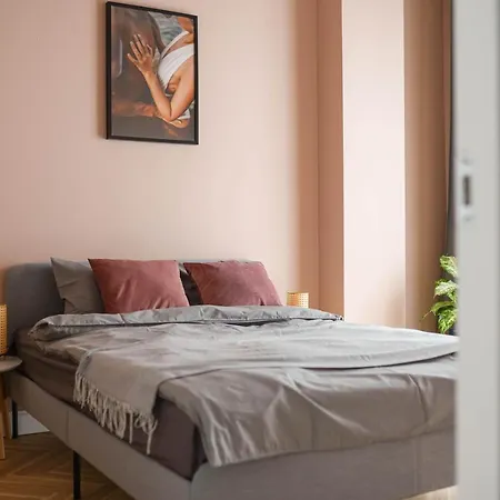 Spacious Brand New Modern In Old Town Apartment Riga