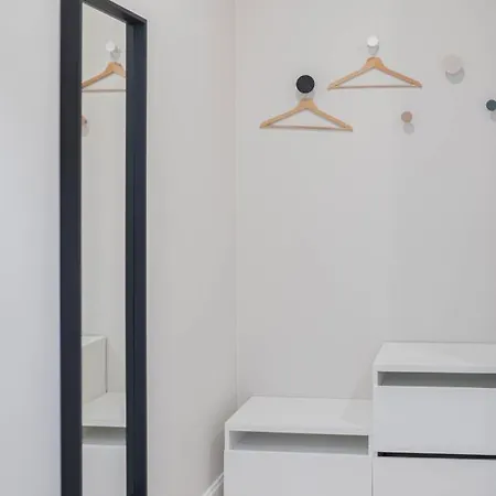 Spacious Brand New Modern In Old Town *